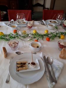 una mesa con platos de comida en un mantel blanco en Hotel la Fundacion, en Bretún 25 fotos más