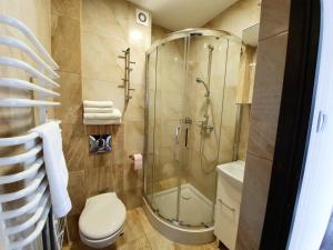 ヤスタルニャにあるParadiseのバスルーム(シャワー、トイレ付)