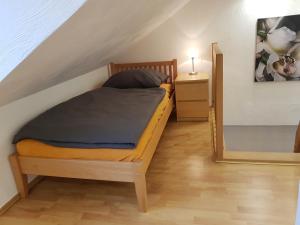 Dormitorio pequeño con cama en el ático en Haus Emma Monteurswohnungen, en Merzig 19 fotos más