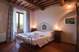 1 dormitorio con 1 cama en una habitación con ventana en Relais Villa Belvedere, en Incisa in Valdarno