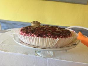 un pastel sentado en un plato en una mesa en Villa Meteor, en Mariánské Lázně