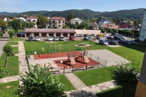 een luchtzicht op een park met een speeltuin bij Apartament Sierakowskiego in Sanok