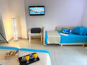 Televiisor ja/või meelelahutuskeskus majutusasutuses Palotel Design Gouvia