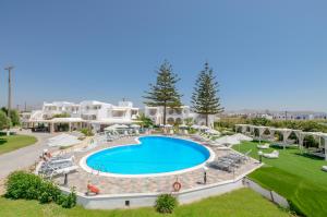 une image de la piscine d'un complexe dans l'établissement Birikos Hotel & Suites, à Ágios Prokópios
