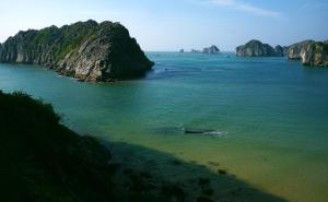 a body of water with rocks in the ocean at Gieng Ngoc Hotel in Cat Ba