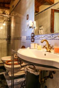 La salle de bains est pourvue d'un lavabo et de toilettes. dans l'établissement La Puraza Comfort Rooms, à Rimini