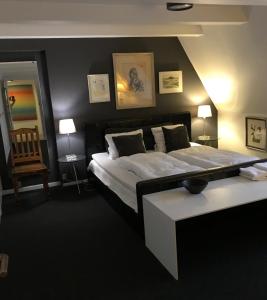 sypialnia z dużym łóżkiem i stołem w obiekcie Guest rooms harbor view w Kopenhadze