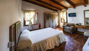 ein Schlafzimmer mit einem Bett und einem Sofa in einem Zimmer in der Unterkunft La Puraza Comfort Rooms in Rimini