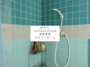a sign in a bathroom with a shower room at ALL FRIENDS Guest House in Nago +33 photos