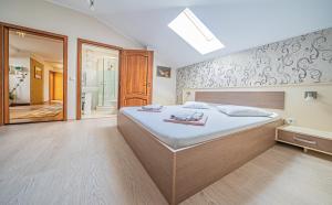 a bedroom with a large bed and a bathroom at Pension Onix Vienna Airport in Maria Ellend