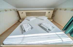 Una cama o camas en una habitación de Pension Onix Vienna Airport