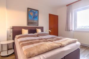 una camera da letto con un letto grande con una grande finestra di Ferienwohnung Agerblick 3 Zimmer mit Küche, 83m2 a Lenzing