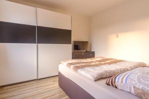 Letto o letti in una camera di Ferienwohnung Agerblick 3 Zimmer mit Küche, 83m2