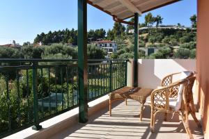 balcone con tavolo, sedie e vista di Orange Tree Garden a Pefkohori