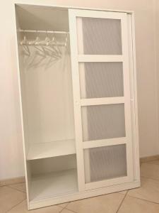 un armario blanco con estanterías vacías en una habitación en Dream House De Iulio, en Pompeya