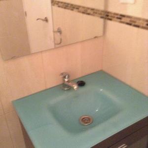ein Badezimmer mit einem blauen Waschbecken und einem Spiegel in der Unterkunft Z45 Loft con Wifi en el Madrid Centro in Madrid
