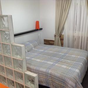 ein Schlafzimmer mit einem Bett mit einer orangefarbenen Lampe in der Unterkunft Z45 Loft con Wifi en el Madrid Centro in Madrid