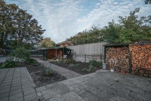 un patio trasero con una valla y un jardín en Bed & Breakfast Bloemen Vertellen, en Elst