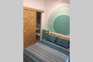 um quarto com uma cama com duas almofadas azuis em Casa Espanyoleto em Xàtiva