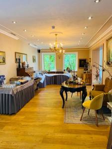 - un salon avec un canapé et une table dans l'établissement Strandhotel Vier Jahreszeiten Buckow, à Buckow