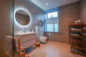 a bathroom with a sink and a mirror at Bed & Breakfast Bloemen Vertellen in Elst +33 photos