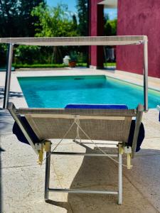 una piscina con una cama delante en DEPENDANCE LAZISE LAGO DI GARDA en Lazise