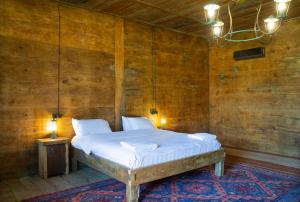 Postel nebo postele na pokoji v ubytování Ethno Sazano Hotel + 37 fotografií