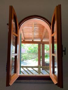 ラ・カレッタにあるVilla Le Ginestreの開口ドア付きの部屋の窓