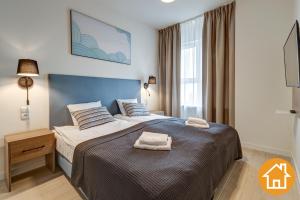1 Schlafzimmer mit 2 Betten und einem Fenster in der Unterkunft Apartamenty Aquamarina Onyx - visitopl in Misdroy