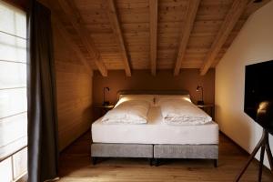 Rúm í herbergi á Hotel Alpenland