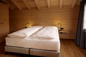 Rúm í herbergi á Hotel Alpenland