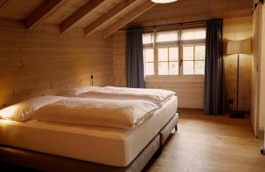 Rúm í herbergi á Hotel Alpenland