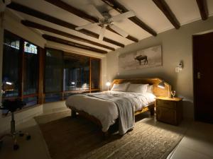 Un dormitorio con una cama y una ventana grande. en Twiga Lodge Mabalingwe, en Bela-Bela 17 fotos más