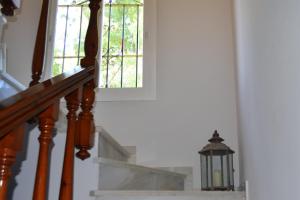 escalera con ventana y escalera en Casa Ancladero Room W big balcony and lovely view, en Fuengirola