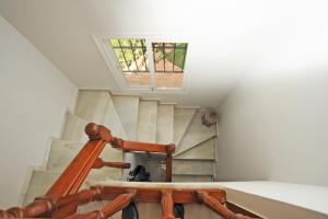 una escalera de caracol en un edificio con ventana en Casa Ancladero Room W big balcony and lovely view, en Fuengirola