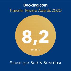 un círculo amarillo con el número ocho y los premios de revisión de texto en Stavanger Bed & Breakfast en Stavanger