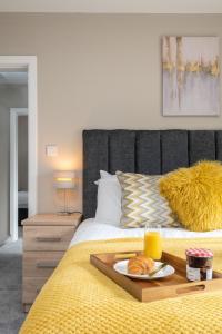เตียงในห้องที่ Blossom House - Deluxe 5-Bed in Solihull Close to JLR, NEC & Airport