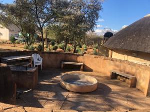 une grande baignoire d'eau installée dans une cour dans l'établissement Motlopi Game Farm, à Thabazimbi