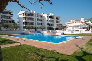 The swimming pool at or close to Casa Blanca Beach Apartment