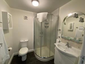 Flambards Hotel的一间浴室