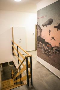 Una escalera en una habitación con un cartel en la pared en Marusius Apartmanház, en Makó