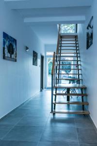 uma escada num quarto com piso em azulejo em Marusius Apartmanház em Makó