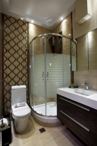 a bathroom with a shower and a toilet and a sink at 4- you Family in Metamorfosi