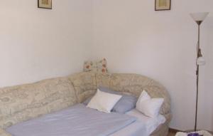 un sofá con 2 almohadas en una habitación en Liget lakópark, en Fonyód