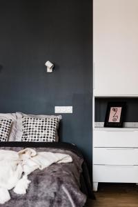 Postel nebo postele na pokoji v ubytování L'audacieux Studio lumineux rénové et équipé en centre ville + 9 fotografií