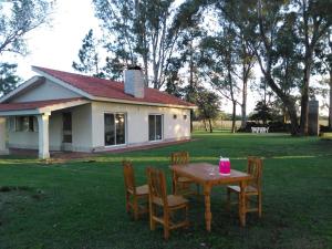 a table and chairs in front of a house at La Soñada in Lobos
