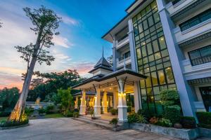 クラビタウンにあるWanarom Residence Hotelの夕日を背景にした大きな建物 +12枚の写真
