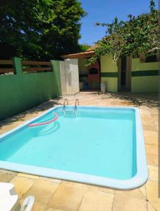 uma piscina com duas torneiras num quintal em Casa em condominio no Pero - Cabo Frio em Cabo Frio