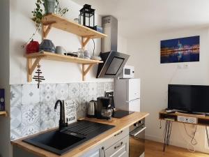 una cocina con fregadero y encimera en INTRAMUROS Charmant 30m2 rénové, en Saint-Malo