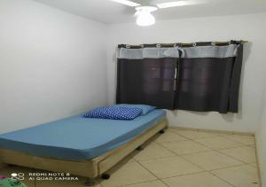 伊利亞貝拉的住宿－Casacurral，窗户客房内的小床